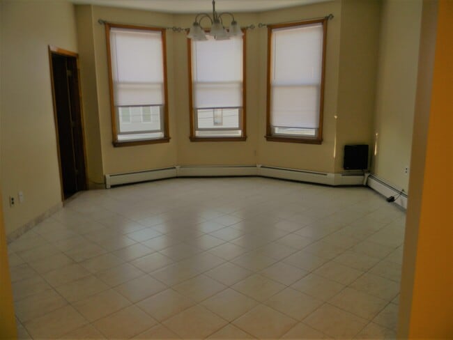 Building Photo - 18 Zabriskie St