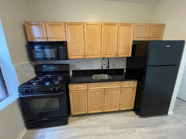 Building Photo - 9015 Bergenwood Ave