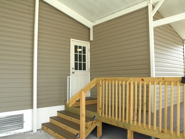 Building Photo - 709 Lark Dr
