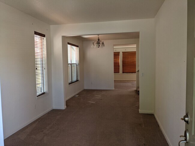 Building Photo - Large 4 bedroom