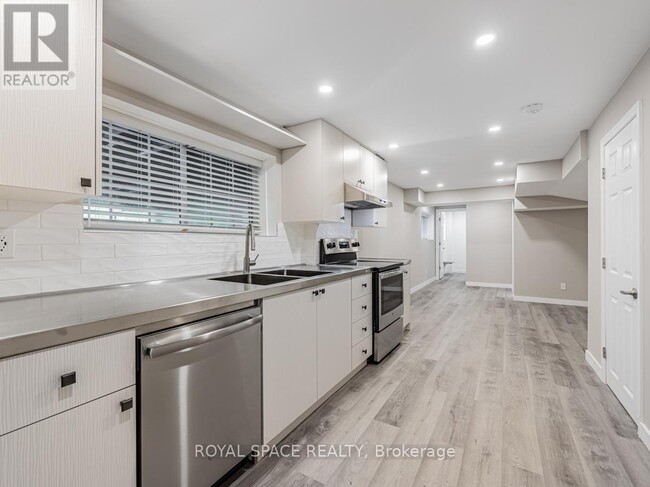 Building Photo - 121 Whitwell Dr