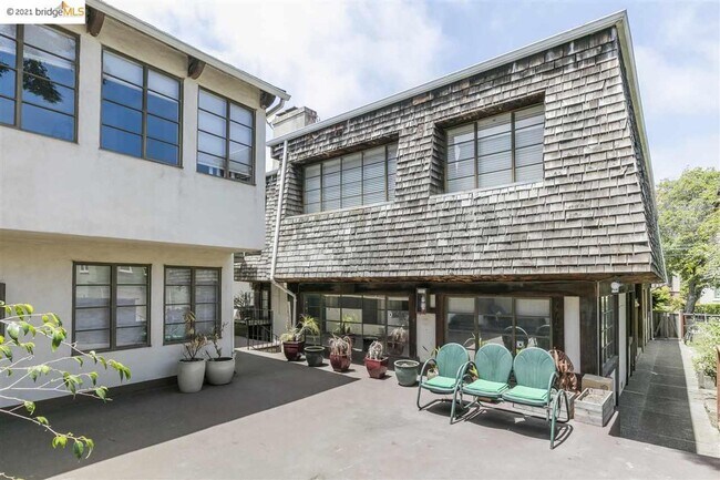 Foto del edificio - Beautiful Light-Filled 2BR/1BA Condo – Ste...