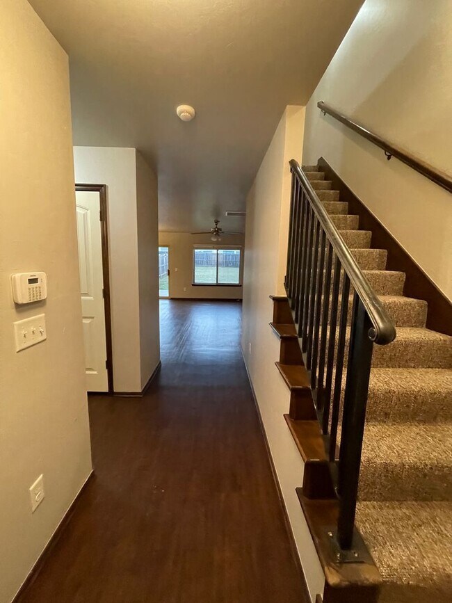 Foto del edificio - 6923 Mayberry Ln