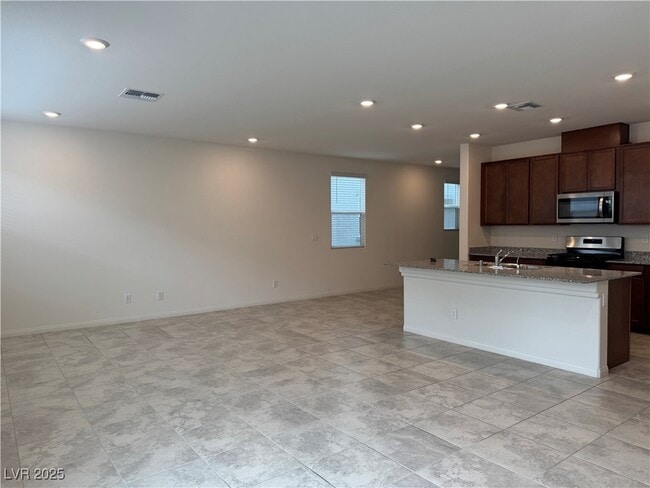 Building Photo - 7006 Sylmar Ave