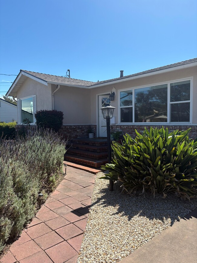 Building Photo - 1000 Portola Dr