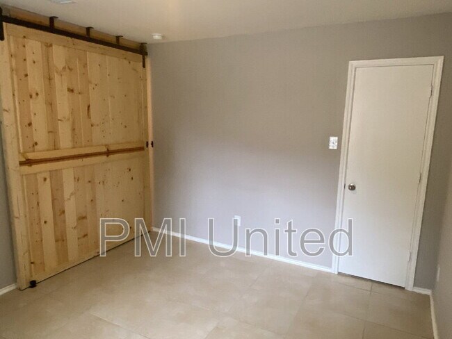 Building Photo - 3805 Oceanview Dr