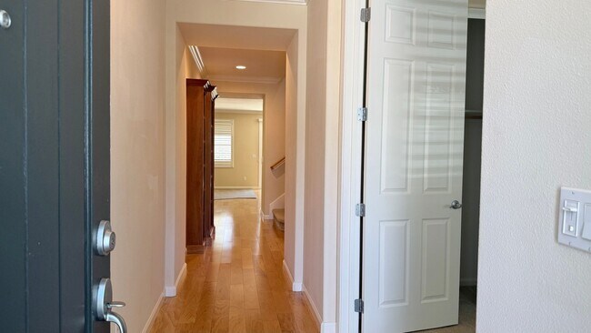 Building Photo - Beautiful 4BD/3BA, Two-Story Townhome in Alamo Creek, Danville- Available NOW!