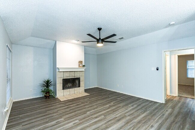 Foto del edificio - Beautifully remodeled 2/2/2 in very upscal...