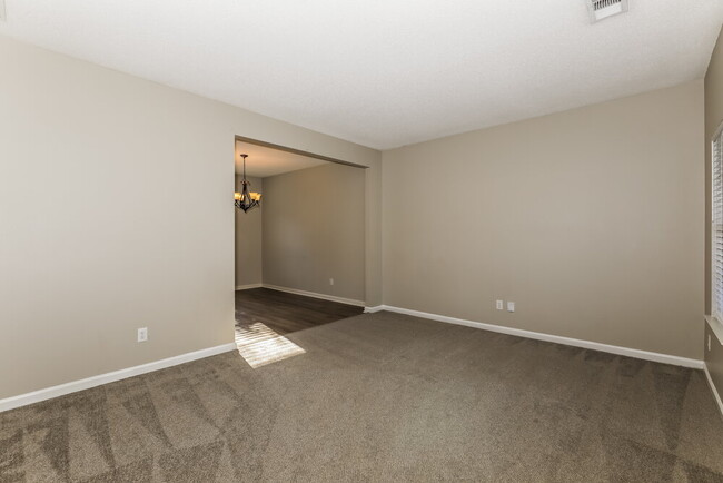 Building Photo - 1607 Thornwick Trace