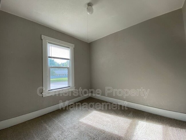 Building Photo - 704 14th Ave N