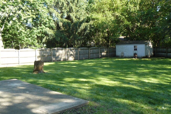 Foto del edificio - 12 W Bailey Rd