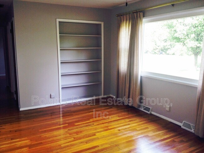 Building Photo - 818 E Auman Dr