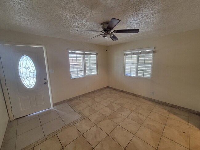 Foto del edificio - 6614 Tamarisk Ave