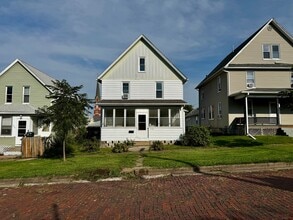 Building Photo - 410 9th St