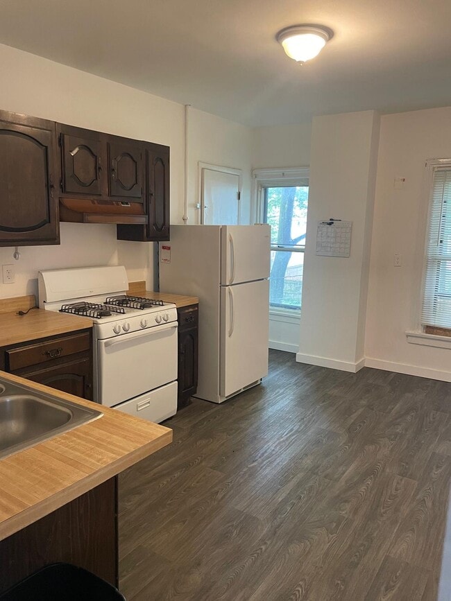 Kitchen - 1481 E Main St