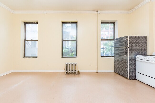Building Photo - 323 W 42nd St