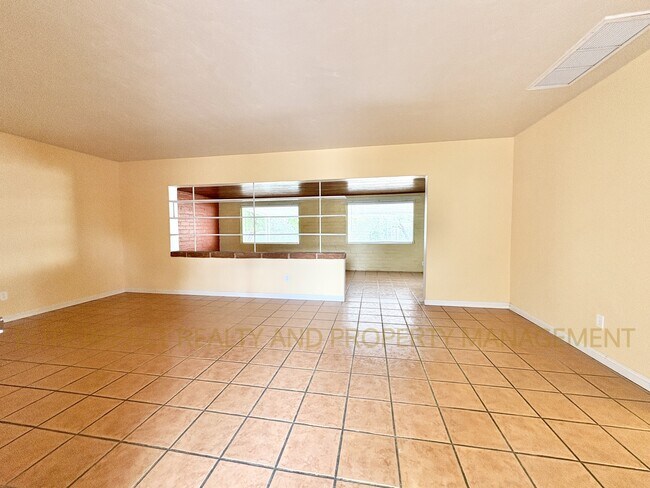 Foto del edificio - 1723 N Desmond Ln