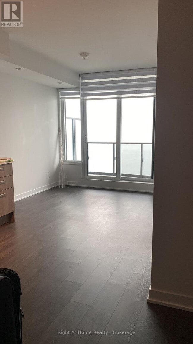 Photo du bâtiment - 1928 Lake Shore Blvd W