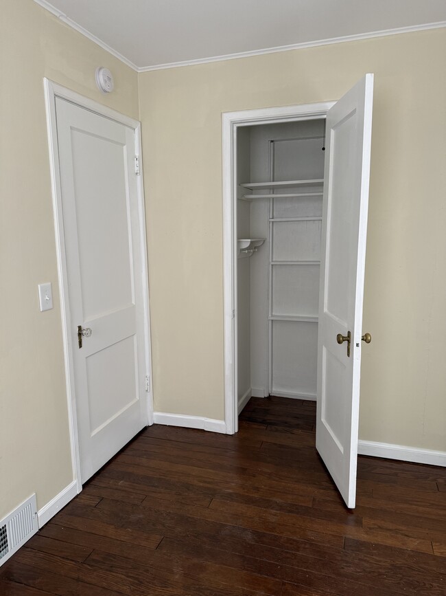 Building Photo - 903 Grandview Ave