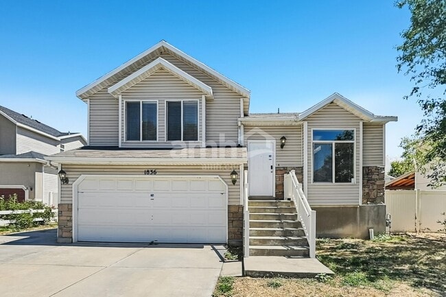 Building Photo - 1836 N Stallion Ln