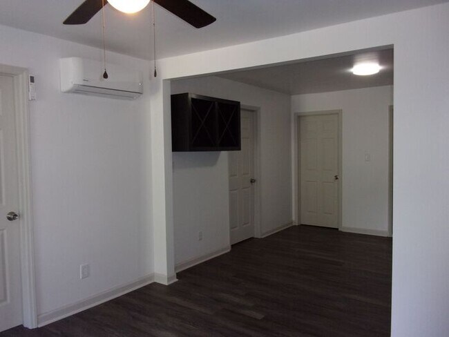 Building Photo - Beautifully Renovated 2 Bedroom 1 Bath Home