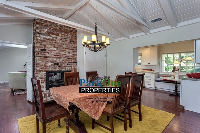 Building Photo - Amazing Moraga Home with incredible lot!