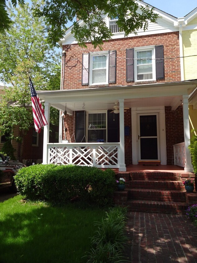 Foto principal - Beautiful Home with Fenced Yard in Rosemont!