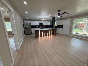 Building Photo - 302 N Cottonwood Dr