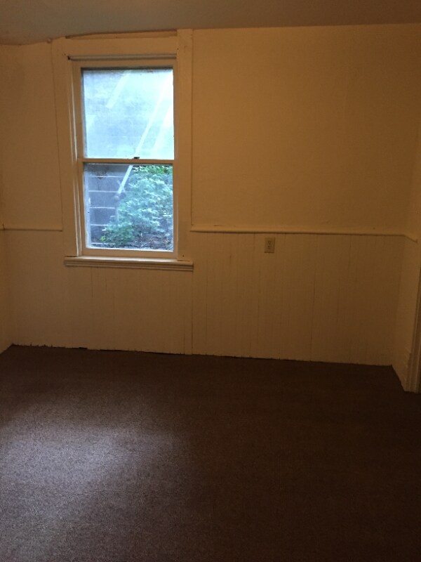 241 N Thomas St Unit 1B, Bellefonte, PA 16823 Room for Rent in