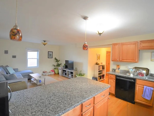 Building Photo - 345 Market St