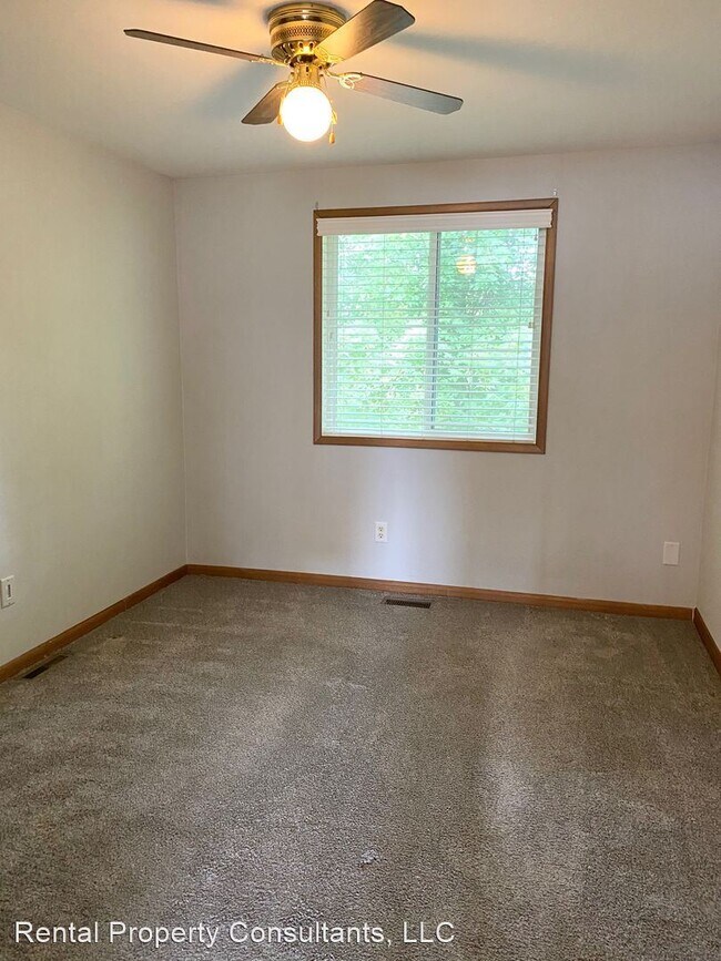 Building Photo - 2 br, 1 bath House - 6975 Silver Lake Dr NE