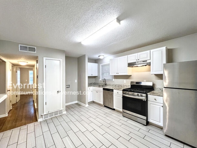 Building Photo - 1369 Bennington Dr