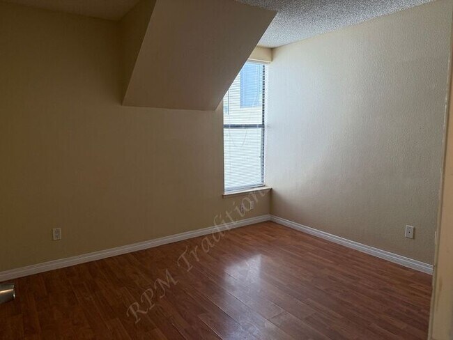 Building Photo - *** Please call us @ 661-266-1400 for info...