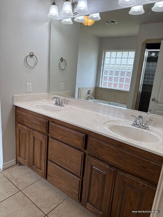 Foto del edificio - Move-In Ready Choctaw Gem with Modern Kitc...