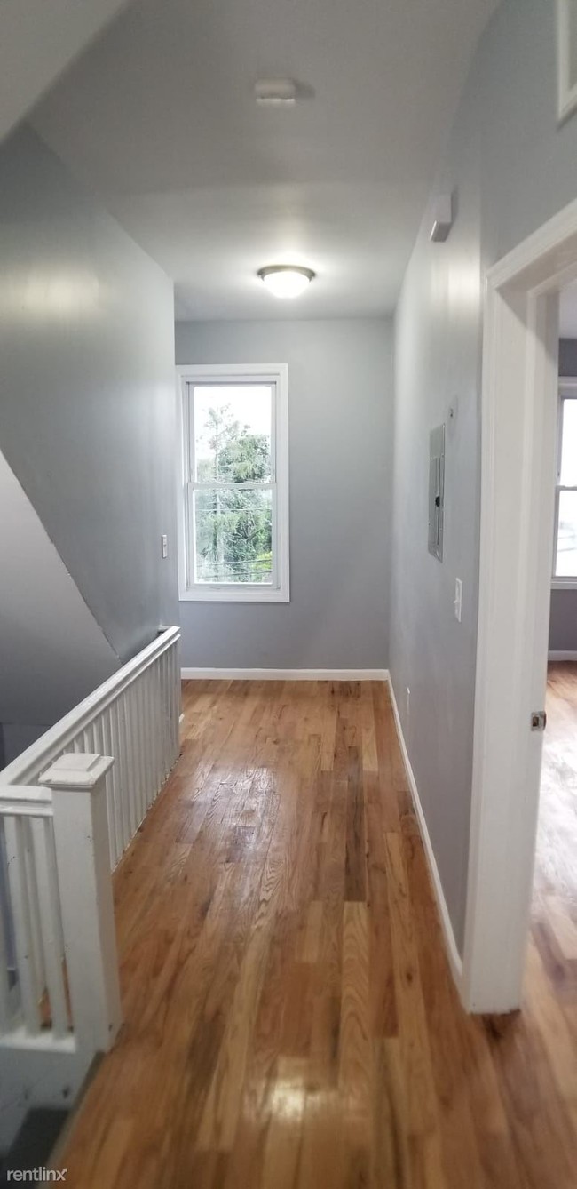 Building Photo - 3 br, 2 bath  - 140 Maple Ave Apt 2