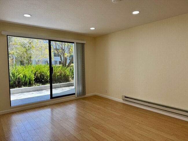 Building Photo - Beautiful Courtyard Level Flat with Outdoo...
