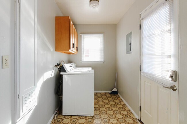 Foto del edificio - PRELEASING for AUGUST! Close to Campus