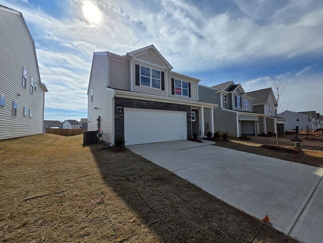 Foto del edificio - NEW BUILD! LOCATED OFF REEDY FORK RD. IN THE HARRINGTON COMMUNITY. OFFERING $500 OFF FIRST FULL M...