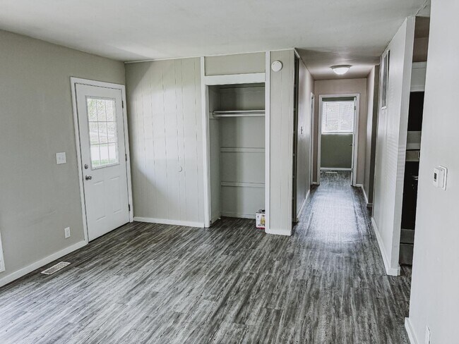 Building Photo - 1506 Crestview Dr