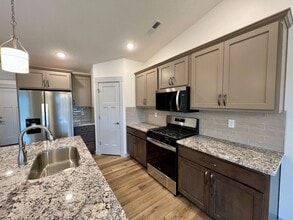 Building Photo - 4650 Pierce Dr