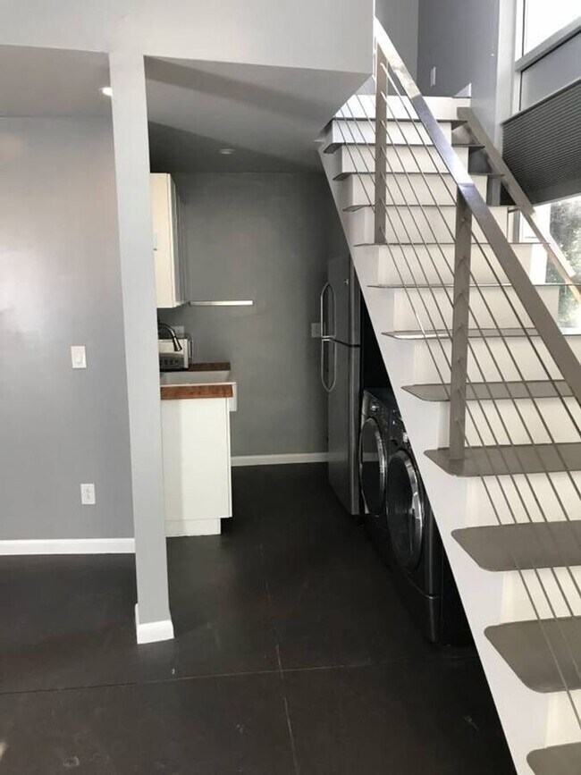 Foto del edificio - 1 Month Free! Sunny Two Level One Bedroom ...