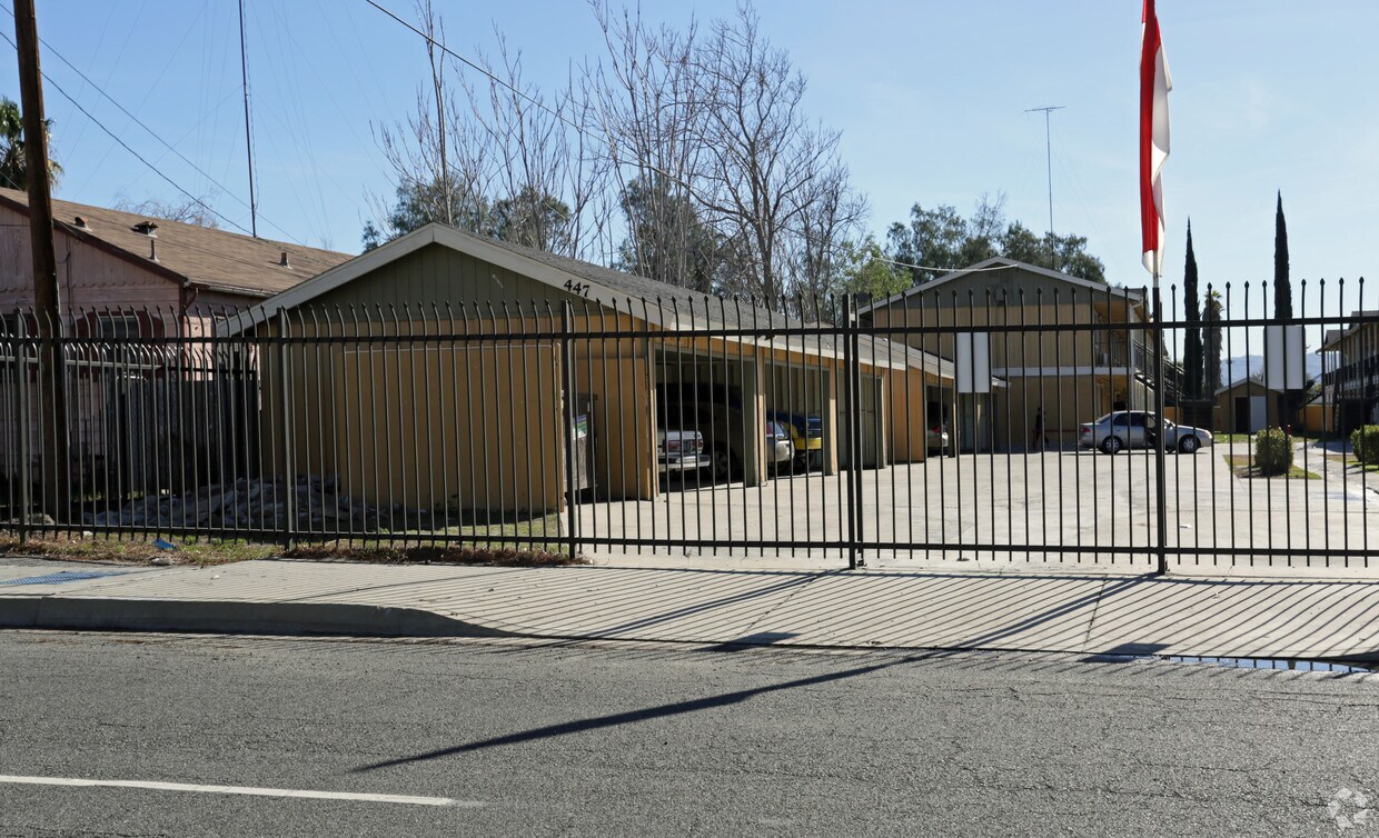 439 E Railto Ave - 439 E Rialto Ave