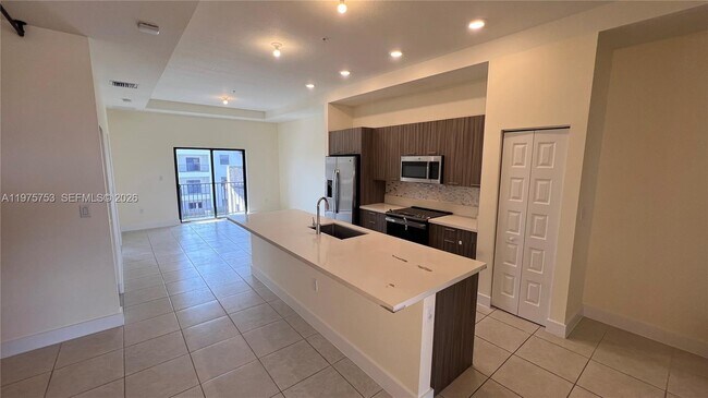 Foto del edificio - 7915 NW 104th Ave