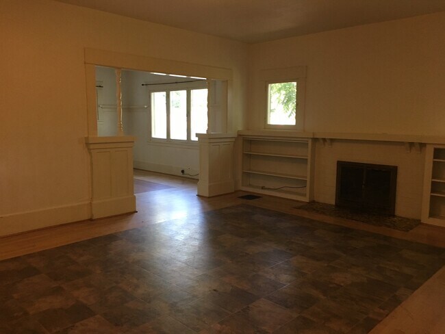 Building Photo - 6 Bedroom House near Downtown and Universi...
