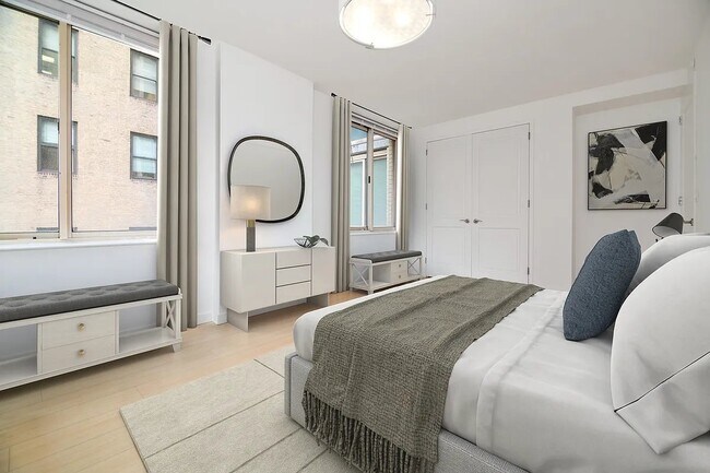 Building Photo - 260 W 54th St