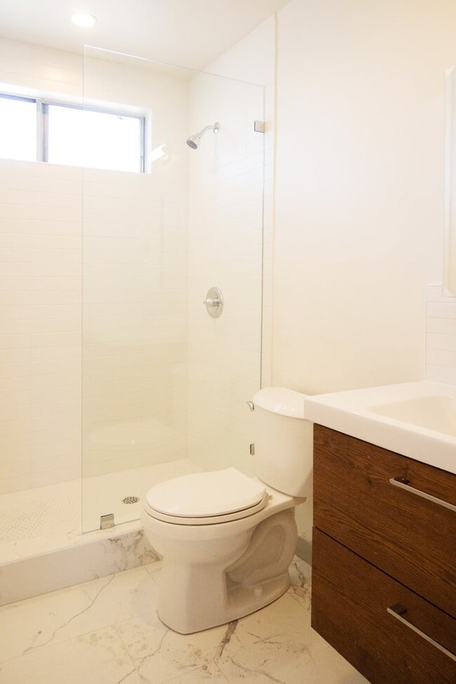 Building Photo - Carlyle Apartments