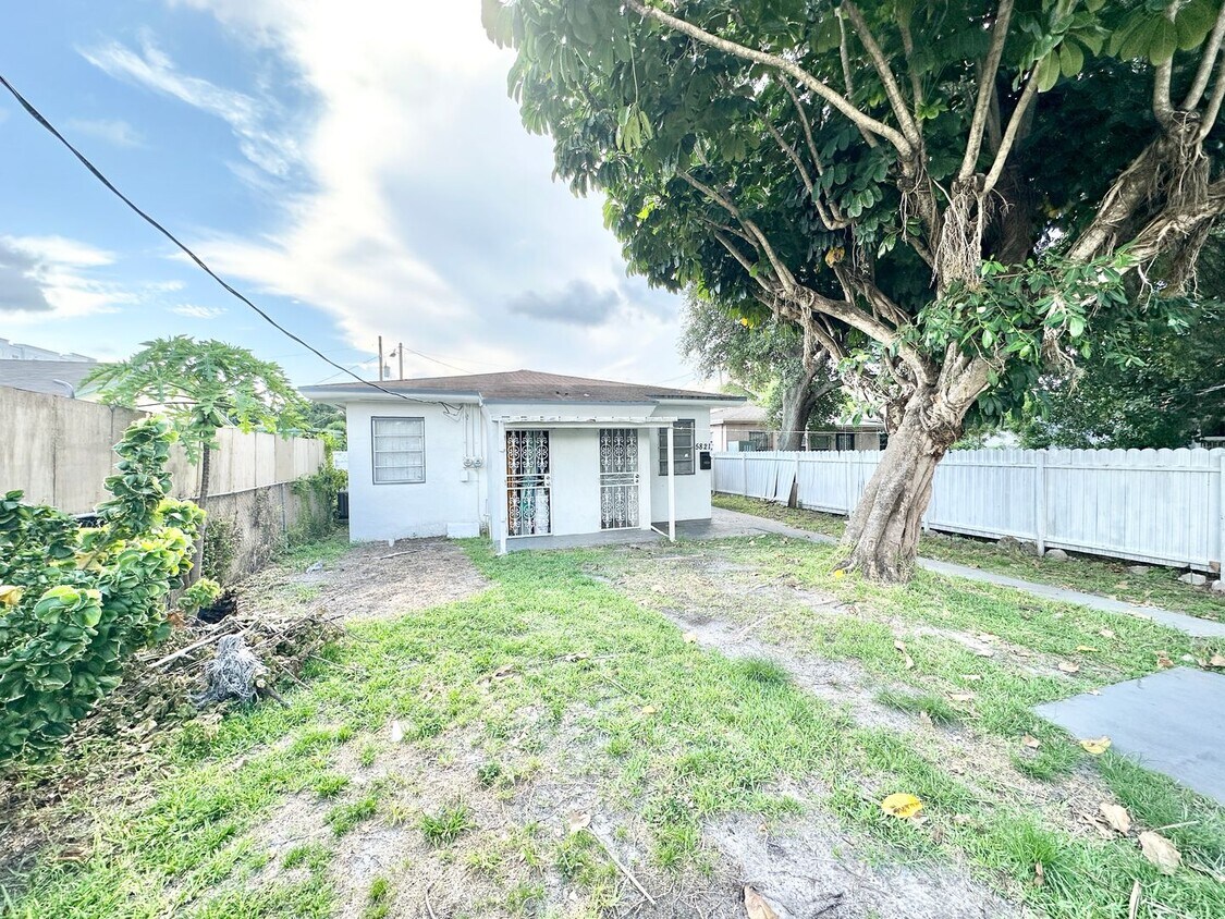 Primary Photo - Spacious two bedroom and one bath in a gat...