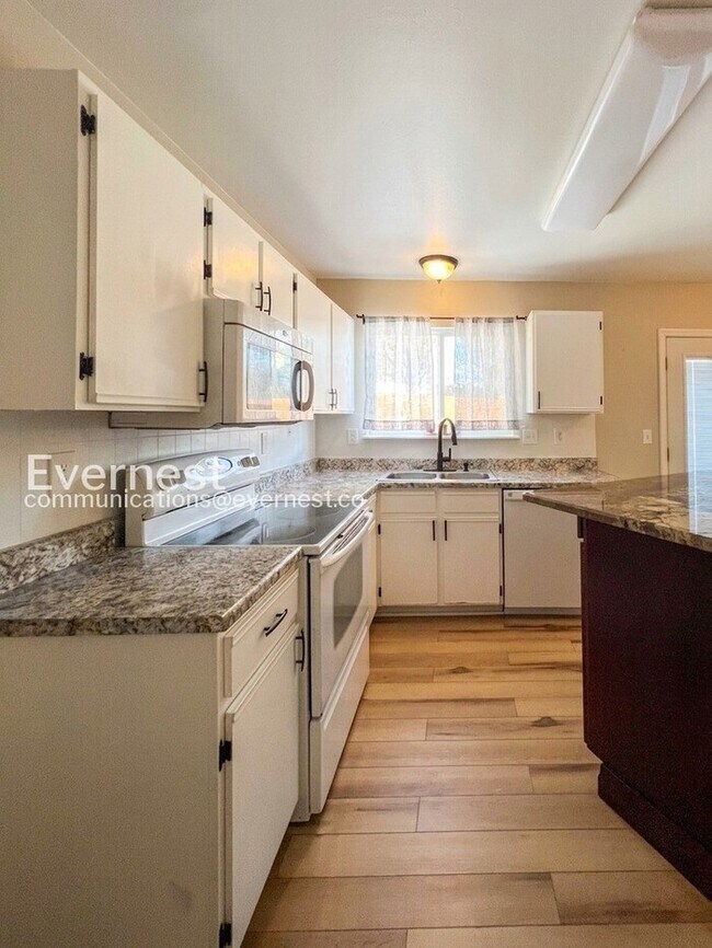 Foto del edificio - 3 Bed, 4 Bath Home with Fenced Yard & Garage / Pet-Friendly / Coming Soon!