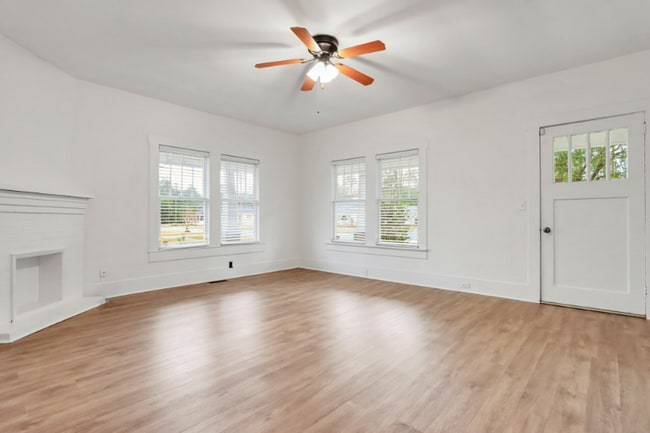 Building Photo - 591 E Cherry St