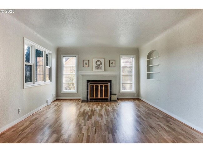 Building Photo - Gorgeous College Hill 4 BD, 3BA in desirab...